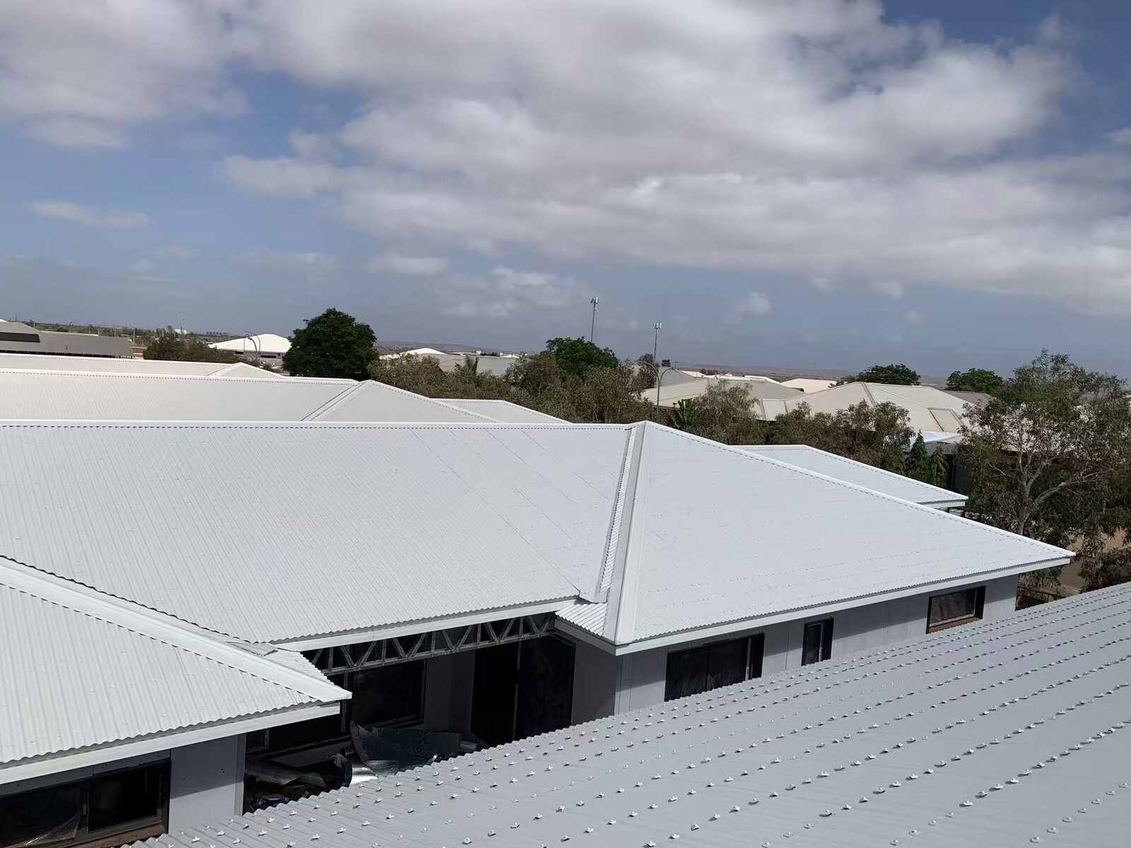Completed white Colorbond roof on a new Karratha home
